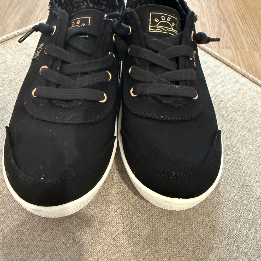 Skechers “Bob’s” no-tie Sneakers with White Sole. Slip in.